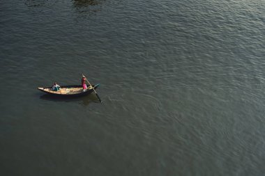 Denizde balıkçı tekneleri