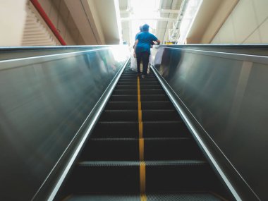 Tünelde koşan bir adam