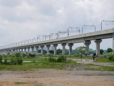 Metro Demiryolu Köprüsü nehrin üzerinde
