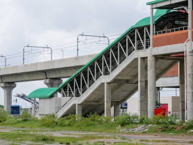 Dhaka Bangladeş 'teki Metro Tren İstasyonu Bağlantı Merdiveni