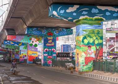 Moghbazar Dhaka Bangladeş üstgeçit sütunları üzerindeki graffiti sanatı posterleri asmayı engelliyor. Grafiti sanatı insanlar arasında farkındalık yaratacak..