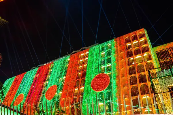 Intercontinental Dhaka, Dhaka 'daki Lüks Otel. Bangladeş 'in bağımsızlık gününde Kıtalararası Otel' in muhteşem aydınlanması