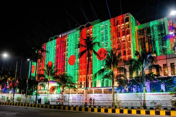 Intercontinental Dhaka, Dhaka 'daki Lüks Otel. Bangladeş 'in bağımsızlık gününde Kıtalararası Otel' in muhteşem aydınlanması