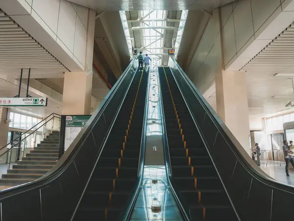 Havaalanında modern yürüyen merdiven.