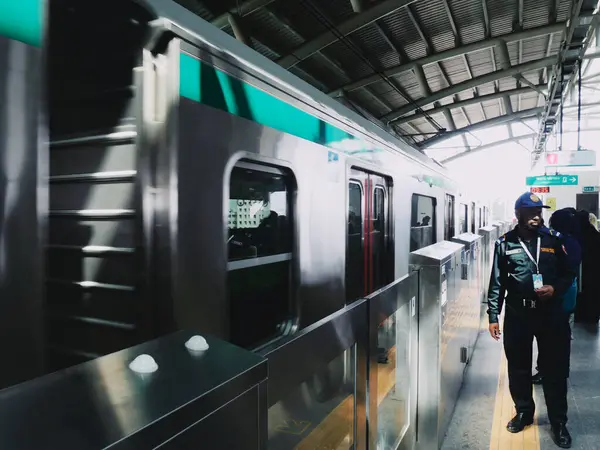 Metro istasyonundaki insanlar.