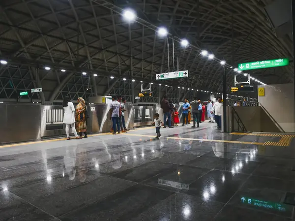 Bangladeş 'in Dhaka kentindeki metro istasyonu. İnsanlar orada her gün metro bekliyor.. 