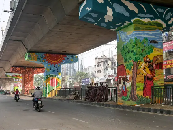 Moghbazar Dhaka Bangladeş üstgeçit sütunları üzerindeki graffiti sanatı posterleri asmayı engelliyor. Grafiti sanatı insanlar arasında farkındalık yaratacak..