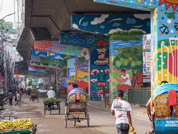 Moghbazar Dhaka Bangladeş üstgeçit sütunları üzerindeki graffiti sanatı posterleri asmayı engelliyor. Grafiti sanatı insanlar arasında farkındalık yaratacak..