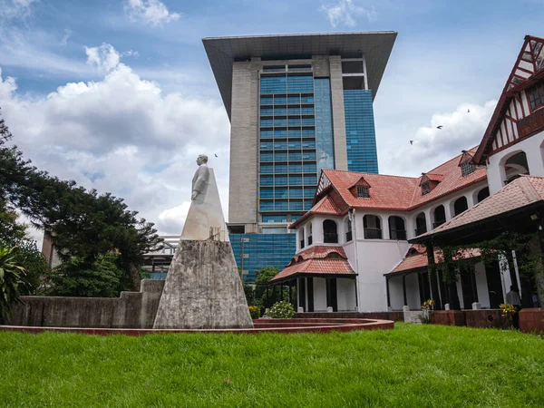 Zia Memorial Müzesi, aynı zamanda Chittagong, Bangladeş 'teki Old Circuit House olarak da bilinir. Chittagong 'da güzel bir mimari mekan. Bu eski bina 1913 'ün İngiliz döneminde kuruldu. Başkan Zia Chittagong Devre Evi 'nde suikasta uğradı..