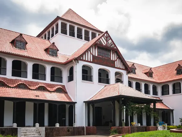 Zia Memorial Müzesi, aynı zamanda Chittagong, Bangladeş 'teki Old Circuit House olarak da bilinir. Chittagong 'da güzel bir mimari mekan. Bu eski bina 1913 'ün İngiliz döneminde kuruldu. Başkan Zia Chittagong Devre Evi 'nde suikasta uğradı..