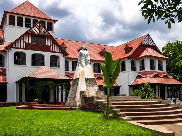 Zia Memorial Müzesi, aynı zamanda Chittagong, Bangladeş 'teki Old Circuit House olarak da bilinir. Chittagong 'da güzel bir mimari mekan. Bu eski bina 1913 'ün İngiliz döneminde kuruldu. Başkan Zia Chittagong Devre Evi 'nde suikasta uğradı..