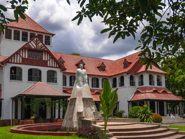 Zia Memorial Müzesi, aynı zamanda Chittagong, Bangladeş 'teki Old Circuit House olarak da bilinir. Chittagong 'da güzel bir mimari mekan. Bu eski bina 1913 'ün İngiliz döneminde kuruldu. Başkan Zia Chittagong Devre Evi 'nde suikasta uğradı..