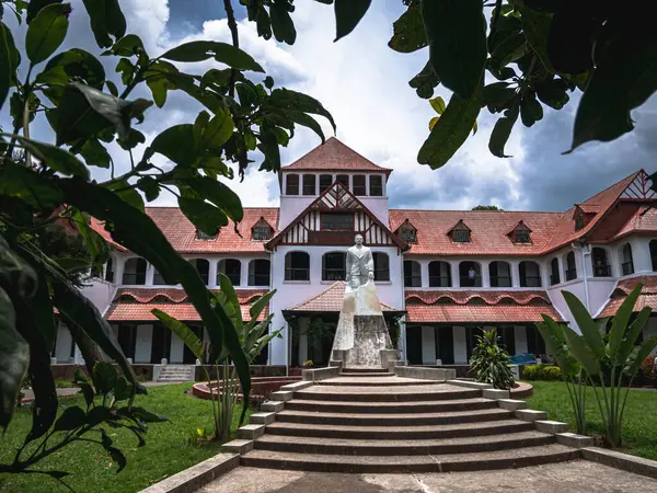 Zia Memorial Müzesi, aynı zamanda Chittagong, Bangladeş 'teki Old Circuit House olarak da bilinir. Chittagong 'da güzel bir mimari mekan. Bu eski bina 1913 'ün İngiliz döneminde kuruldu. Başkan Zia Chittagong Devre Evi 'nde suikasta uğradı..