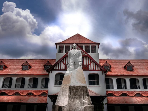 Zia Memorial Müzesi, aynı zamanda Chittagong, Bangladeş 'teki Old Circuit House olarak da bilinir. Chittagong 'da güzel bir mimari mekan. Bu eski bina 1913 'ün İngiliz döneminde kuruldu. Başkan Zia Chittagong Devre Evi 'nde suikasta uğradı..