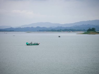 Chittagong, Bangladeş 'teki güzel Kaptai Gölü. Yeşil doğal manzara, arka planda güzel göl ve tepe.. 