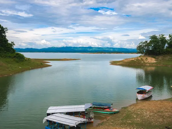 Chittagong, Bangladeş 'teki güzel Kaptai Gölü. Arka planda güzel gölü ve tepesi olan yeşil doğal manzara. Kaptai Gölü 'ndeki turist teknesi..