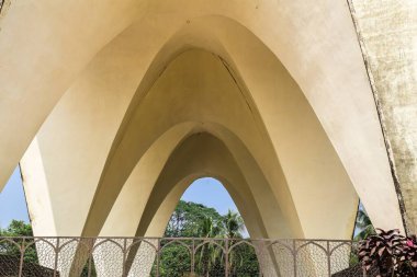 Bangladeş 'teki Shahbag, Dhaka' da bulunan Üç Lider 'in Anıtmezarı, üç önde gelen liderin mezarlarını içeriyor. Bangladeş 'teki tarihi anıtın güzel mimari yapısı.