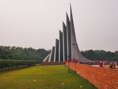 Ulusal Şehitler Anıtı, Bangladeş 'in 1971' deki Özgürlük ve Soykırım Savaşı sırasında ölenleri onurlandırmak ve hatırlamak için inşa edilmiş ulusal anıtıdır. Bangladeş savaşındaki özgürlük savaşçıları için çarpıcı mimari anıt.