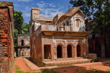 Şehirdeki eski bina.