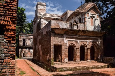 Panam City, Bangladeş 'te terk edilmiş tarihi bir harabe. Panam şehri, Bangladeş 'te terk edilmiş tarihi bir antik şehir. Hükümet eski binayı restore etmek için girişimde bulundu. 