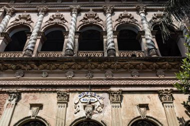 Panam şehrinin merkezinde renkli pencereli eski bir bina. Panam şehri, Bangladeş 'te terk edilmiş tarihi bir şehir..