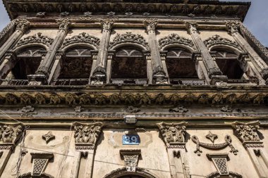 Panam şehrinin merkezinde renkli pencereli eski bir bina. Panam şehri, Bangladeş 'te terk edilmiş tarihi bir şehir..