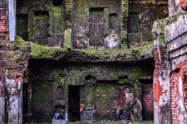 Şehirde terk edilmiş eski bir bina. Panam şehri, Bangladeş 'te terk edilmiş tarihi bir şehir..
