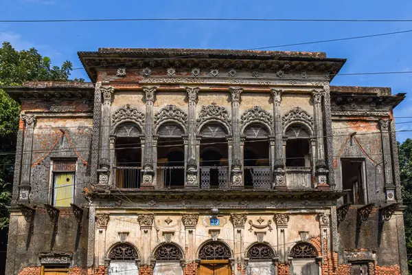 Panam City, Bangladeş 'teki eski tarihi ev. Panam şehrinin merkezinde renkli pencereli eski bir bina. Panam şehri, Bangladeş 'te terk edilmiş tarihi bir şehir..