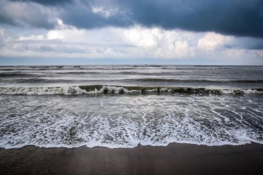 Güzel deniz manzarası, deniz dalgası, bulutlu gökyüzü. Cox 's Bazar plajı dünyanın en uzun plajıdır. Bangladeş 'te çok popüler bir tatil beldesi..