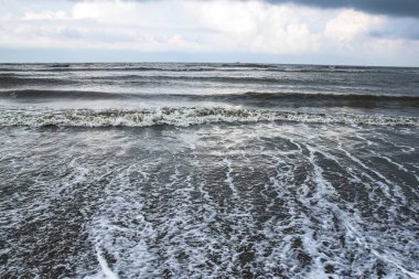 Dalgalı ve köpüklü deniz kıyısı. Cox 's Bazar plajı dünyanın en uzun plajıdır. Bangladeş 'te çok popüler bir tatil beldesi..