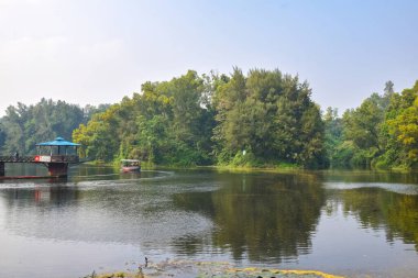 Foys Lake, Bangladeş 'in Chittagong kentindeki en büyük lunapark. Şehrin ortasında, kırbaç yeşili tepelerle çevrili bir lunapark..