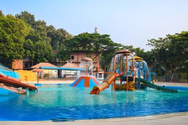 Parktaki çocuk parkı. Foys Lake, Bangladeş 'in Chittagong kentindeki en büyük lunapark. Şehrin ortasında, kırbaç yeşili tepelerle çevrili bir lunapark..
