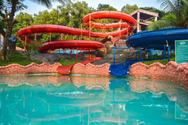 Yüzme parkında çok su var. Foys Lake, Bangladeş 'in Chittagong kentindeki en büyük lunapark. Şehrin ortasında, kırbaç yeşili tepelerle çevrili bir lunapark..