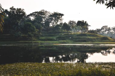 Sabahları çok güzel bir göl. Foys Lake, Bangladeş 'in Chittagong kentindeki en büyük lunapark. Şehrin ortasında, kırbaç yeşili tepelerle çevrili bir lunapark..