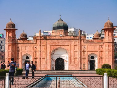 Lalbag Kalesi, Lalbag Kella olarak da bilinen tarihi bir yerdir. Lalbagh Kalesi ya da Aurangabad Kalesi, Dhaka 'daki eksik bir Babür sarayı kalesi..