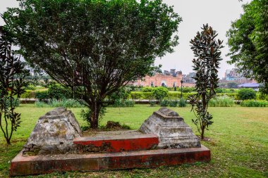 Parktaki tapınağın harabelerinin yakın çekim görüntüsü.