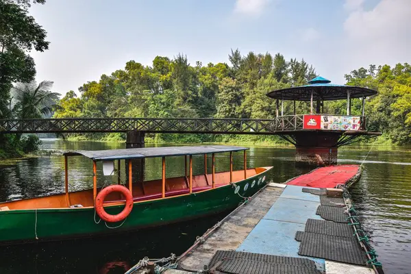 Parktaki tekne. Foys Lake, Bangladeş 'in Chittagong kentindeki en büyük lunapark. Şehrin ortasında, kırbaç yeşili tepelerle çevrili bir lunapark..