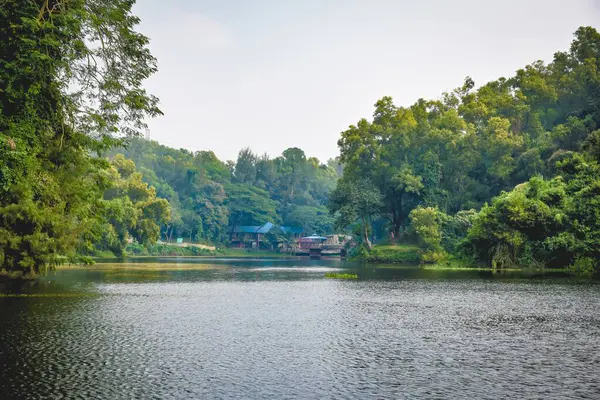 Nehir ve gölü olan güzel bir manzara. Foys Lake, Bangladeş 'in Chittagong kentindeki en büyük lunapark. Şehrin ortasında, kırbaç yeşili tepelerle çevrili bir lunapark..