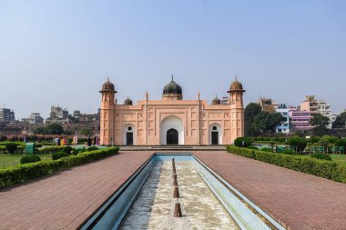 Bibi Pari.Lalbag Kalesi 'nin mezarı Lalbag Kella olarak da bilinen tarihi bir yerdir. Lalbagh Kalesi ya da Aurangabad Kalesi, Dhaka 'daki eksik bir Babür sarayı kalesi..