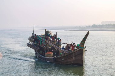 Coxsbazar 'da nehirde bir balıkçı teknesi ve balıkçılar nehirde balık tutuyorlar..