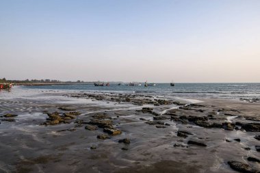 Deniz manzarası çok güzel. Saint Martin Adası, Bangladeş 'teki göz kamaştırıcı kayalık plaj. Gökyüzü güzel mavi ve beyaz bulutlu. Doğanın insan aktivitesiyle mükemmel bir uyum içinde buluştuğu bu kıyı bölgesinde huzurlu bir an..