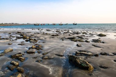Deniz manzarası çok güzel. Saint Martin Adası, Bangladeş 'teki göz kamaştırıcı kayalık plaj. Gökyüzü güzel mavi ve beyaz bulutlu. Doğanın insan aktivitesiyle mükemmel bir uyum içinde buluştuğu bu kıyı bölgesinde huzurlu bir an..