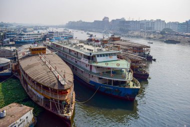 Sadarghat dhaka bangladeş limanında ya da limanda tekne ya da gemi şehrin diğer tarafındaki ana nehir burigangası.