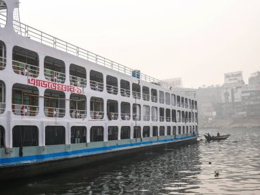 Nehirde büyük bir vapur bekliyor.. 