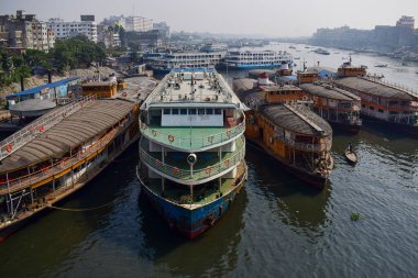 Birçok buharlı gemi Sadarghat 'ta park halindedir. Dhaka, Bangladeş nakliye limanı..