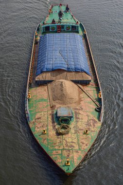 Yüzen gemi nehirde..