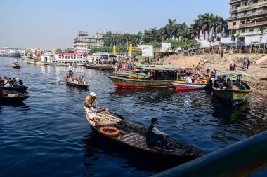 Dhaka şehrindeki nehirde tekneler.