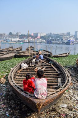 Sadarghat, dhaka, bangladeş 'te nehir kenarındaki ahşap tekne inşaatı. 