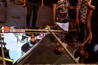 Eski şehrin sokaklarında yürüyen insanlar.