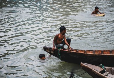 Çocuklar nehirde oynuyorlar.. 